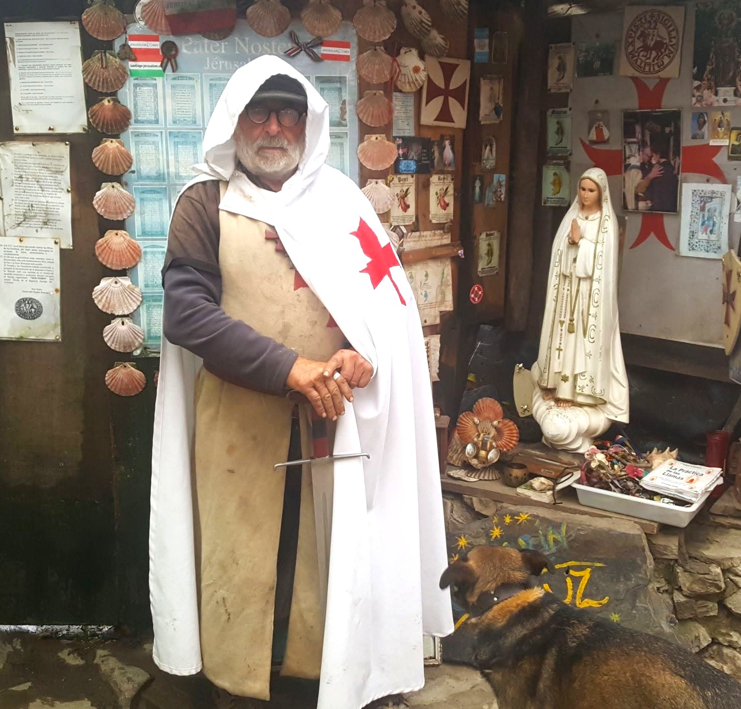 Tomás de Manjarín en el refugio, entre conchas de peregrinos y símbolos templarios