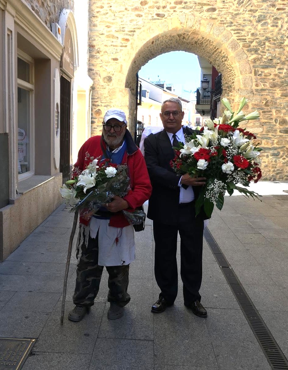 Tomás de Manjarín y Antoine Nolla con ofrendas florales
