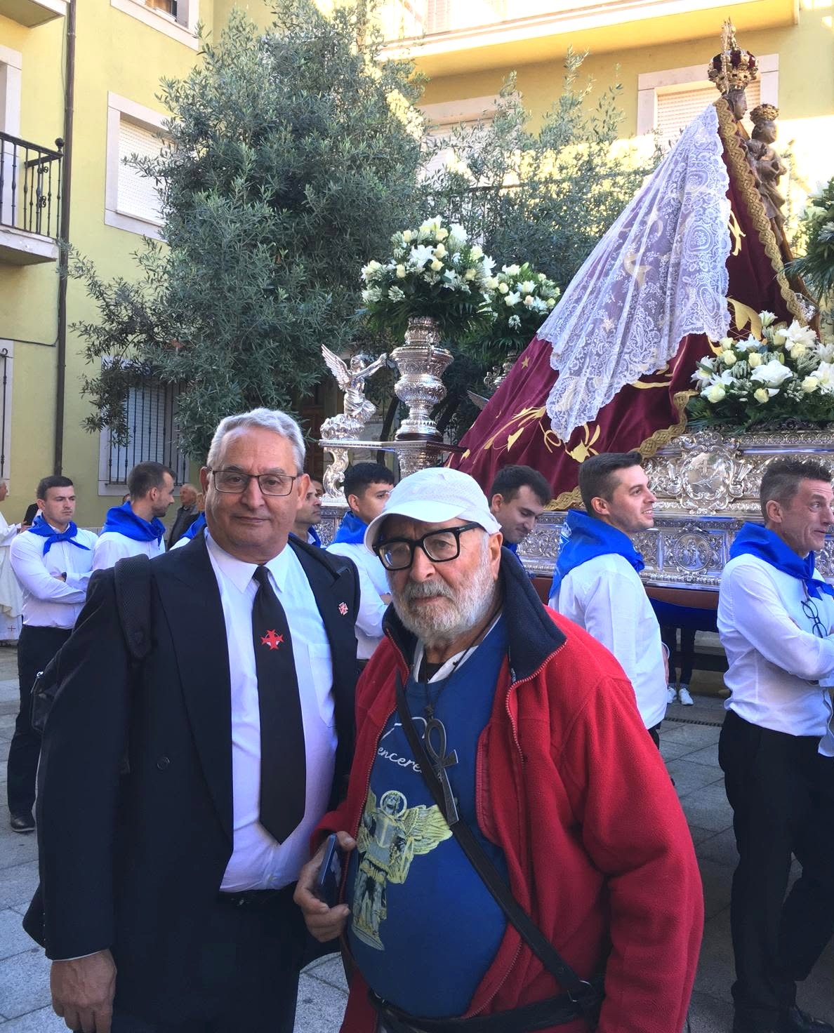 Antoine Nolla y Tomás de Manjarín junto a la procesión de la Virgen de la Encina